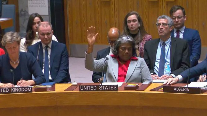 2024年3月25日，聯合國駐美大使琳達．托馬斯－格林非爾德（Linda Thomas-Greenfield）在停火決議時，舉手投了棄權票。（照片來源：聯合國）